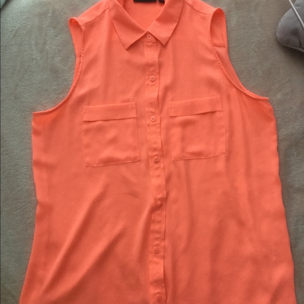 A cute button down top 💗